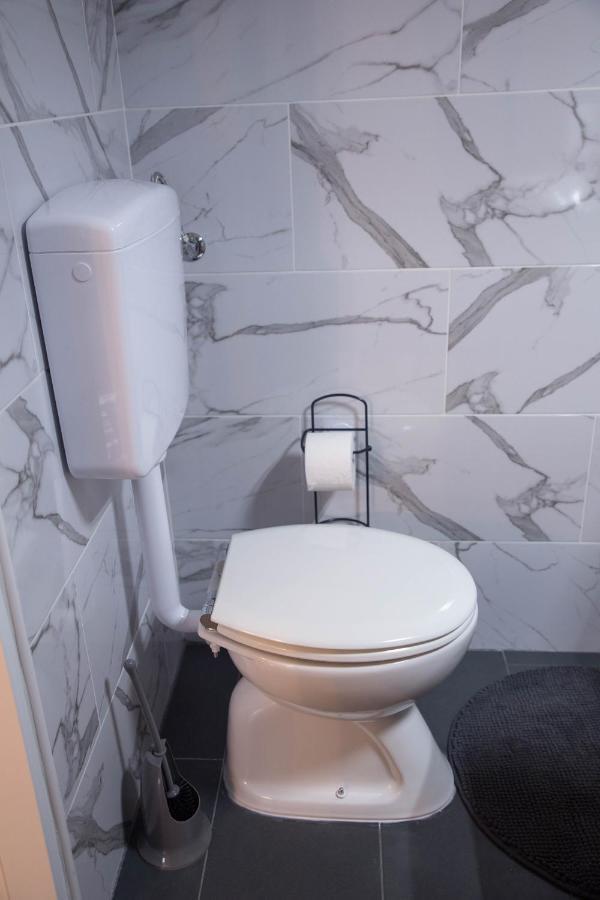 Studio Apartman Suburban Visnjevac Exteriör bild